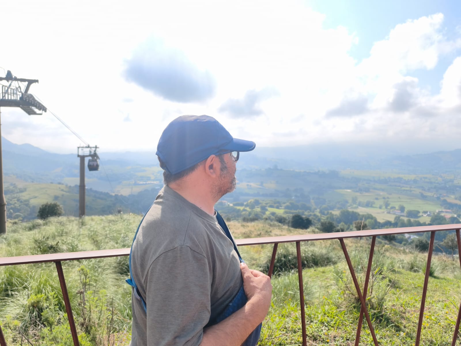 Luis Miguel Gómez contemplando el paisaje de montaña